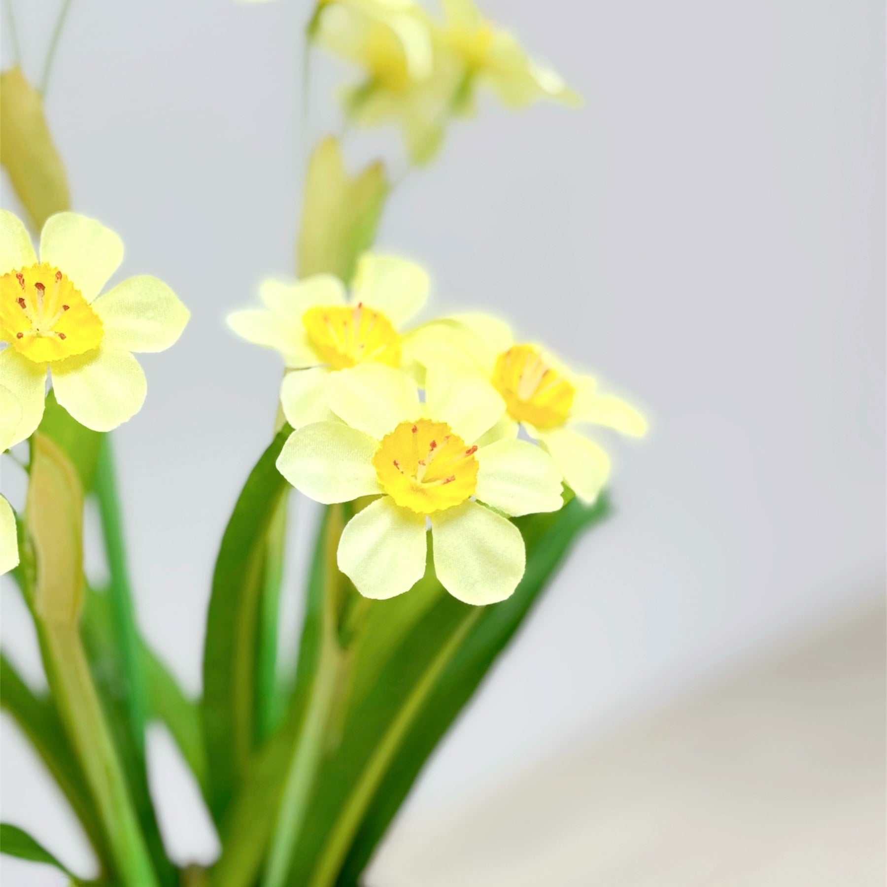 31cm 仿真水仙花陶瓷盆栽 | 黃花灰盆,花朵特寫